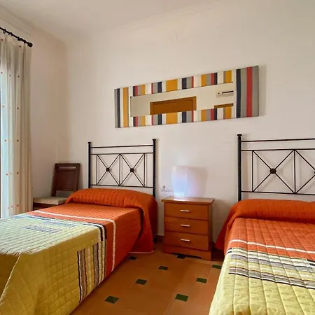 Inviting 3-bed In Near The Beach 빌라 데니아