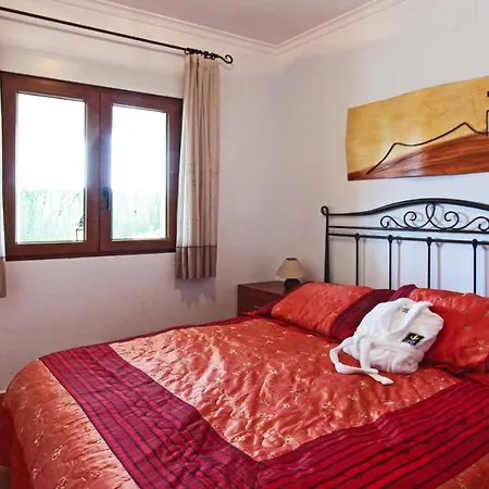 Inviting 3-bed In Near The Beach * Дения